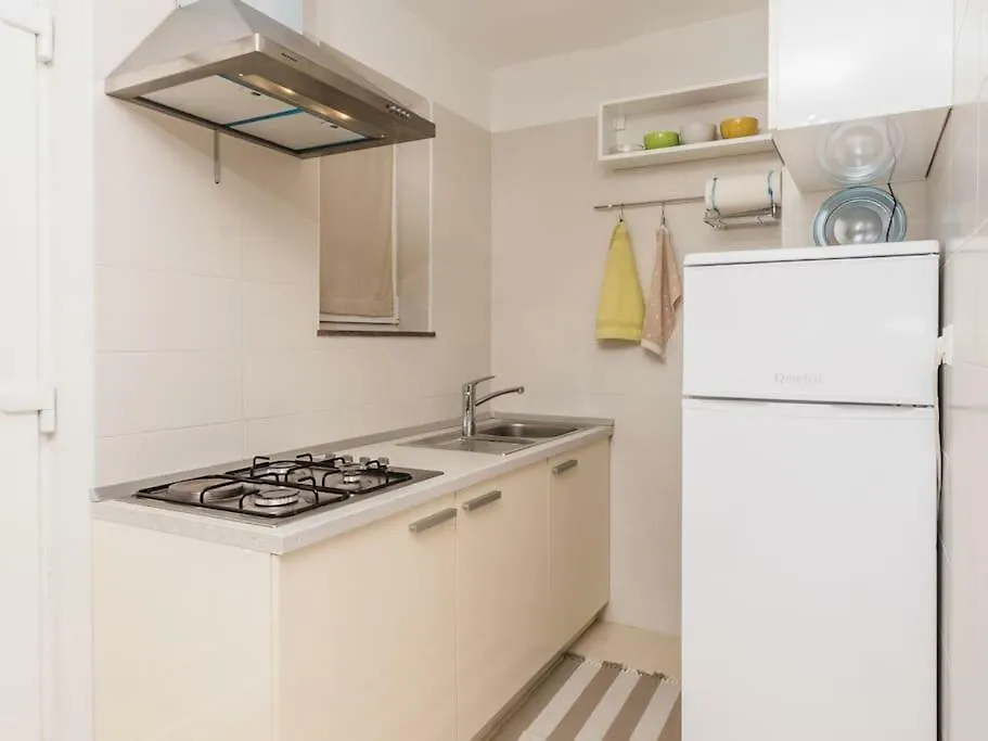 Apartment F-1 Klimno 0*,